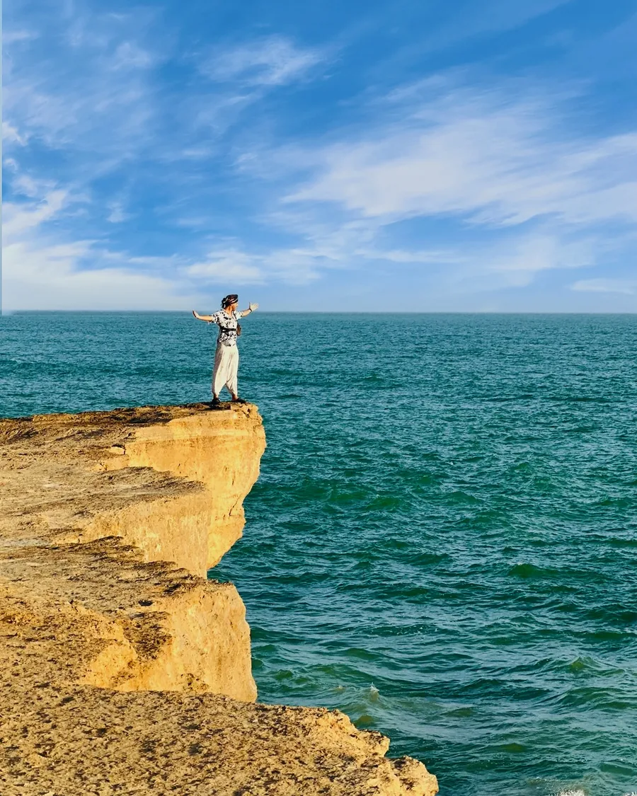ایستادن رو به دریا