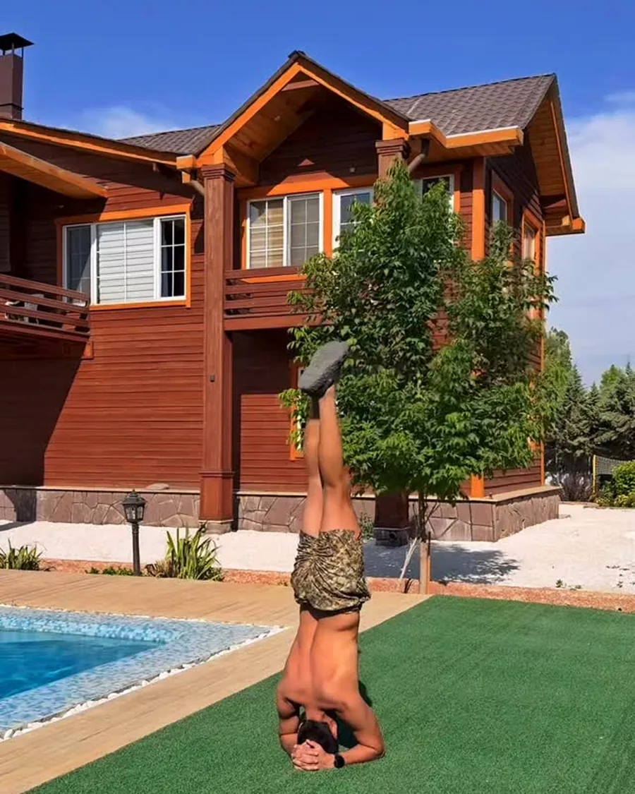 آمادهسازی کتفها پیش از حرکات معکوس و هنداستند در یوگا